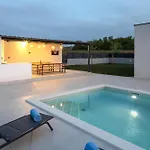 Vedro Nebo, Xl Heated Pool Umljanovic