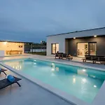 Vedro Nebo, Xl Heated Pool *