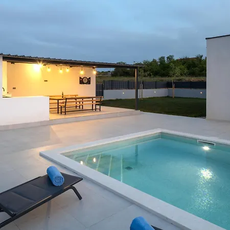 Vedro Nebo, Xl Heated Pool Umljanović