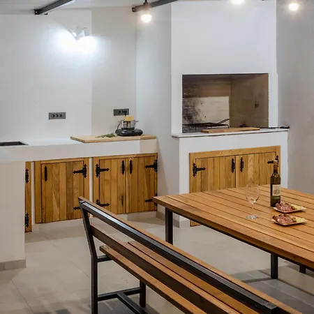 Vedro Nebo, Xl Heated Pool Umljanović