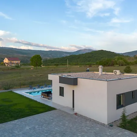 Vedro Nebo, Xl Heated Pool
