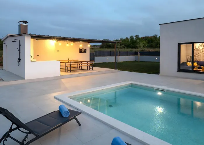 Vedro Nebo, Xl Heated Pool Umljanovic