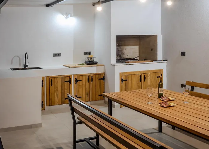 Vedro Nebo, Xl Heated Pool Umljanovic