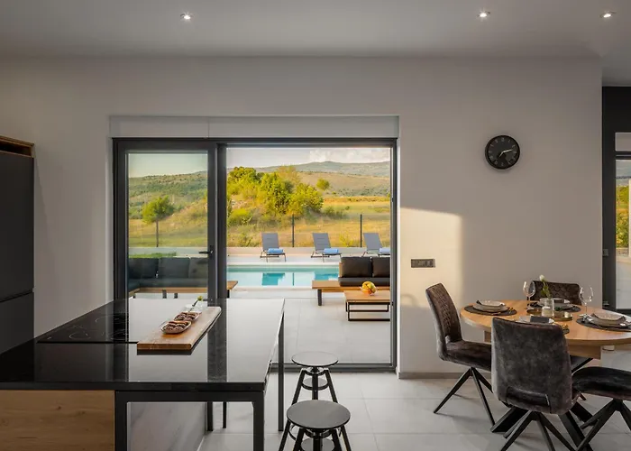 Vedro Nebo, Xl Heated Pool Umljanovic