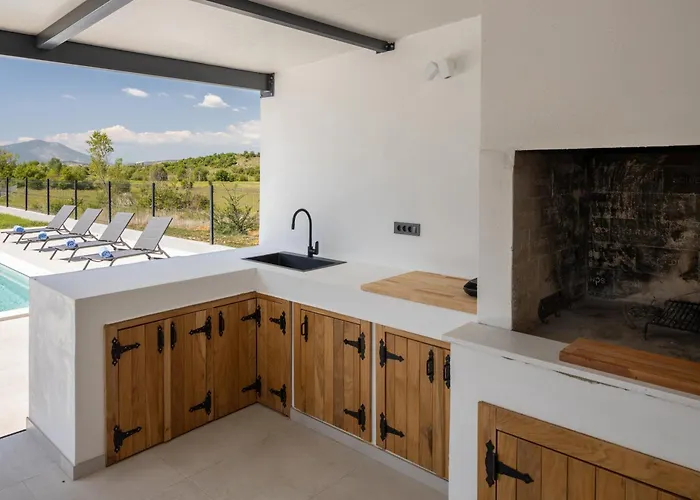 Vedro Nebo, Xl Heated Pool